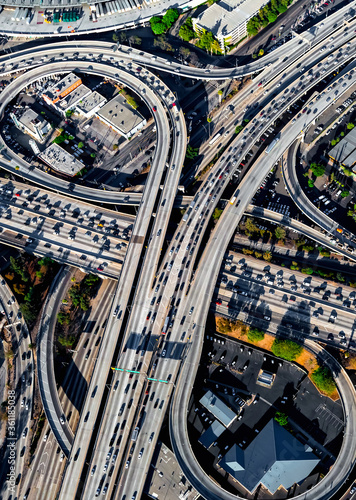 Fotomural Aerial view of a massive highway intersection in Los Angeles