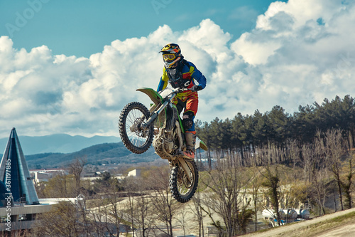 Fototapety Motocross  ekstremalna-koncepcja-rzuc-sobie-wyzwanie-ekstremalny-skok-na-motocyklu-na-tle-blekitnego-nieba