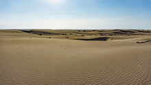Desierto De Pequeñas Dunas En Un Día Soleado