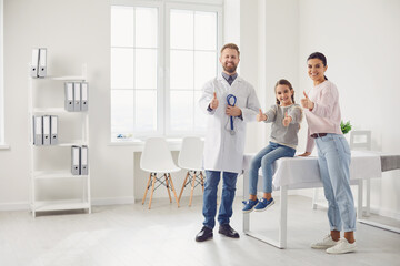 Wall Mural - Woman with daughter visiting doctor in hospital