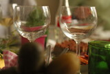 Fototapeta  - Kieliszki do wina na stole świątecznym