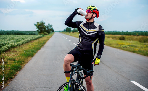 Cuadros en Lienzo Thirsty cyclist resting after a bike ride