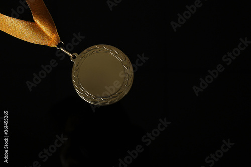Cuadros en Lienzo Gold medal on black background, top view. Space for design