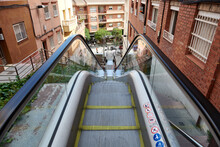 Escaleras Mecánicas Urbanas En Barrio Empinado, Horta, Barcelona, Carmelo