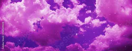 Plakaty fioletowe  panorama-przestrzeni-nocnego-nieba-z-chmura-i-gwiazdami