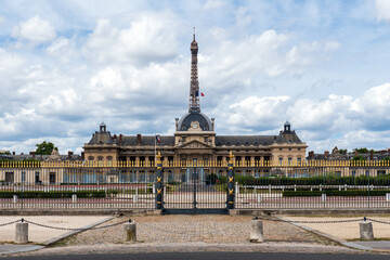 Wall Mural - The Military School (Ecole Militaire) backyard entrance with the Eiffel tower in the background - Paris, France.