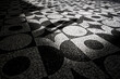 © ChengNV - Foto em preto e branco das paternas da calçada de pedra em Curitiba, Paraná.