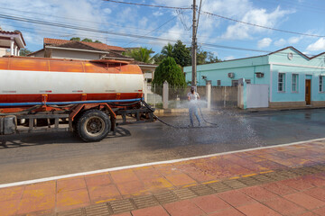 Desinfecção de ruas contra coronavirus na cidade de Guarani, estado de Minas Gerais, Brasil.