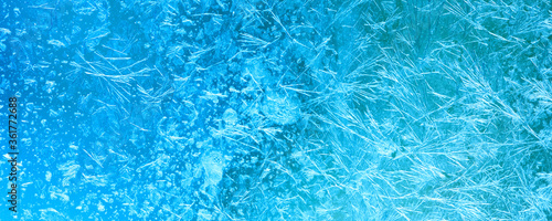 Fotografía Ice flowers and frozen window macro view