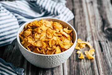 Corn-flakes dans un bol - Pétales de céréales croquant pour le petit déjeuner