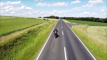 Motorradfahrer Fährt Auf Der Landstrasse
