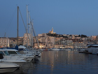 Wall Mural - vieux port de marseille avec notre dame de la garde