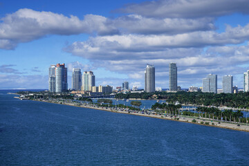 Fototapete - The Macarthur Causeway from Miami to South Beach