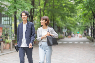 Poster - 屋外　カジュアルな服装　アジア人　ビジネスマン