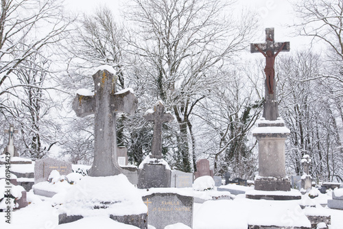 Fotografía des tombes , des pierres tombales dans un cimetière chrétien catholique en hiver sous la neige