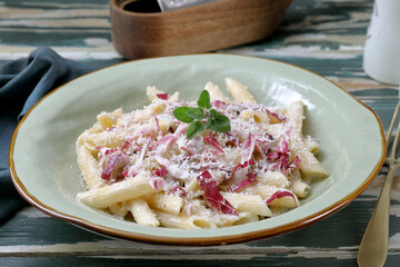 pasta  con radicchio e formaggio