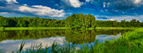 Pochmurny dzień nad jeziorem. Panorama 