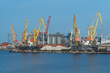  cranes in port