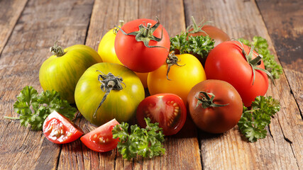 Canvas Print - assorted differents variety of tomatoes on wood background