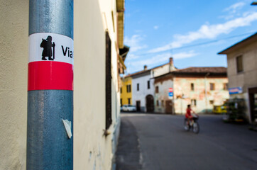 Un segnale della Via Francigena all’ingresso di Mortara, paese della Lomellina 