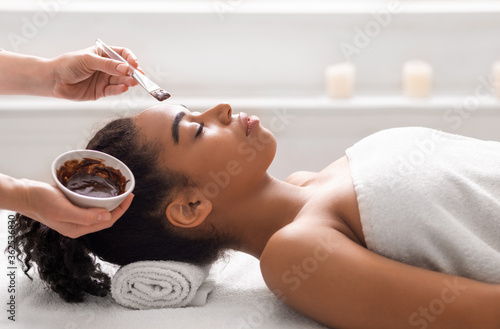 Fotomural Black woman getting facial treatment at luxury spa