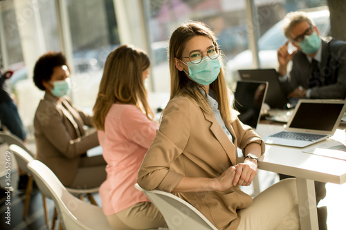 Fotomural Young woman with group of business people have a meeting and working in office a
