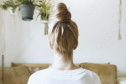 おだんごヘアスタイルの部屋でくつろぐ女性の後ろ姿 Stock Photo Adobe Stock