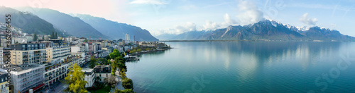 Fotografía Panoramic view of the Montreux, Switzerland, lake Lec Leman and mountains in the background