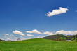 Hütte auf Hügel im Oberallgäu mit blauem Himmel
