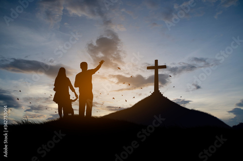 Cuadros en Lienzo Silhouette christian family standing with cross for worship God