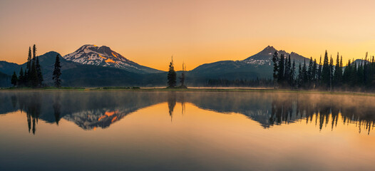 Wall Mural - Sparks Lake at Sunrise glowing in Oregon