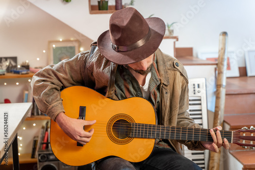 Dekoracja na wymiar  utalentowany-gitarzysta-country-przystojny-mlody-mezczyzna-gra-na-gitarze-odziez-wiejska-grajacy-muzyk