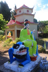 statue et pagode à Fréjus