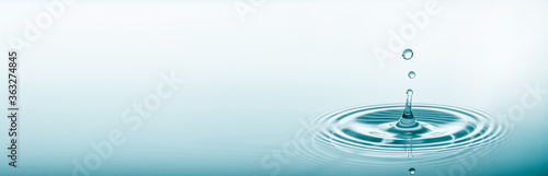 Dekoracja na wymiar  krople-wody-spadajace-na-lustro-wody-kropla-wody-plusk-i-rob-idealne-kola-na-wodzie-s
