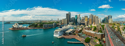 Fotomural Panorama view of Sydney harbor bay and Sydney downtown skyline with opera house in a beautiful afternoon, Sydney, Australia
