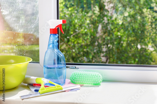 Fotografía Cleaning agent and tool for cleaning windows .