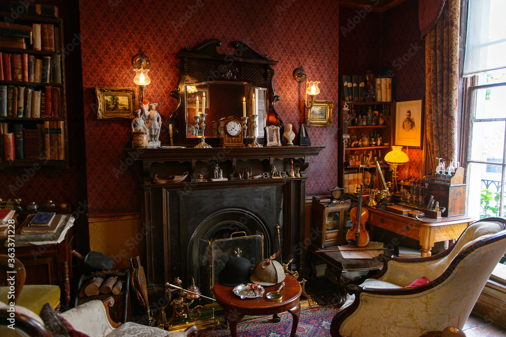 LONDON, ENGLAND - JUL 22, 2016: Main living room of the Sherlock Holmes ...