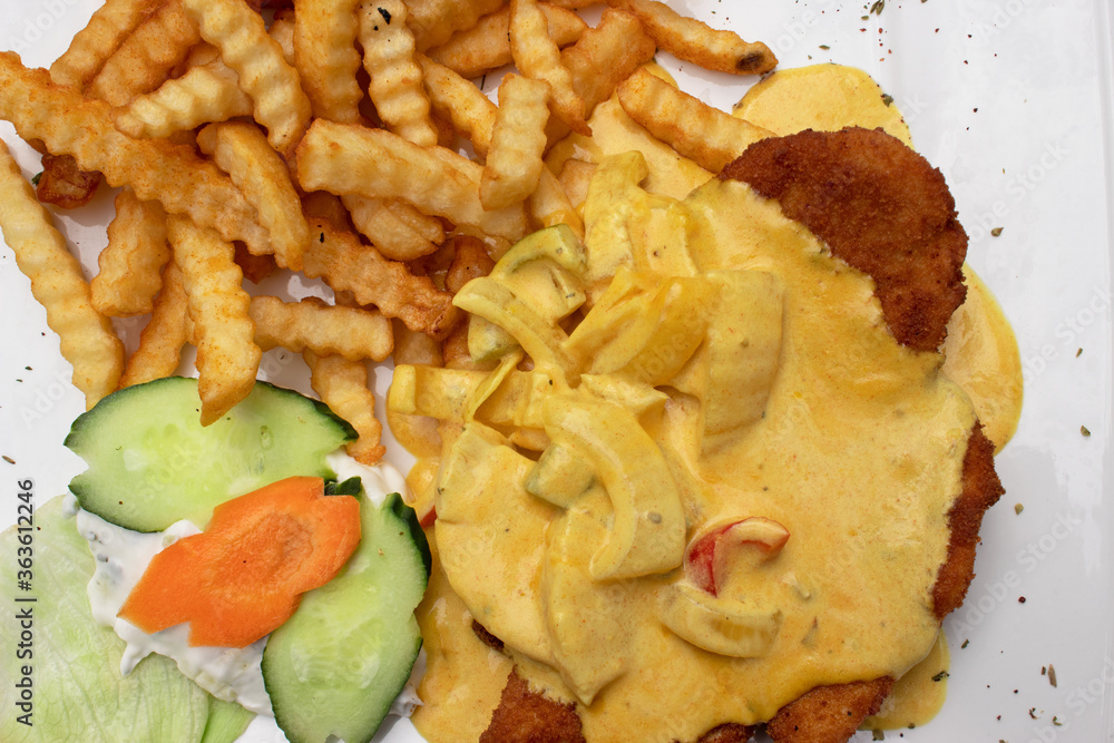 Foto de Stock Curryschnitzel, Curry-Sahne-Schnitzel paniertes Schnitzel ...