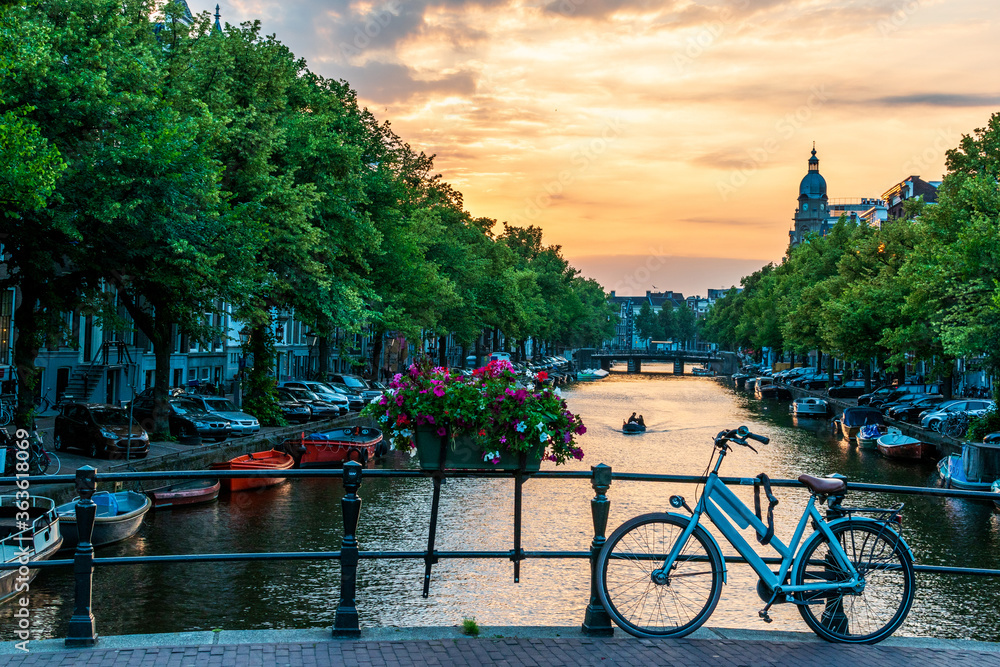 Summer Sunset in Amsterdam, The Netherlands. - obrazy, fototapety, plakaty 