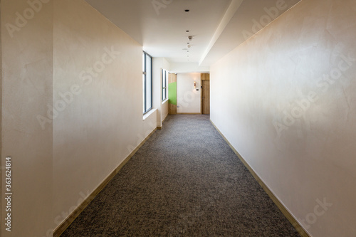 Fotografía Interior of a long hotel corridor doorway