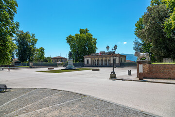 Wall Mural - Stadtmauer und Stadttore von Lucca Stadttore mit Innen- und Aussenansicht zusätzlich Aufnahmen von der Stadtmauer in die Stadt fotografiert