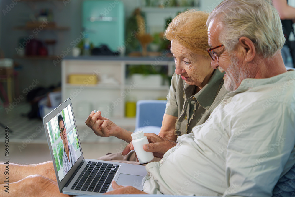 patients at home have medical consult from doctor via telemedicine - obrazy, fototapety, plakaty 
