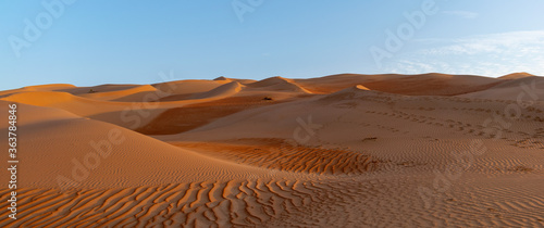 Fotografía Sand Dunes In Desert Against Sky