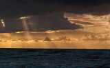 Fototapeta  - Morze zachód słońca - promień z nieba