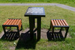 Stolik do szachów w parku i dwa siedzenia