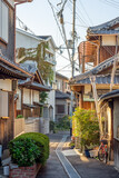 Fototapeta Uliczki - Machiya traditional wooden houses in narrow backstreet in old Kyoto, Japan
