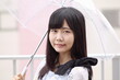 傘をさす日本人女性　梅雨