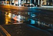 雨の日の街の道路に反射した街のライト
