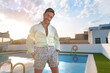 © REVOLUTION PHOTO ART - Hombre maduro en short de playa en la piscina en verano sonriendo camisa millonario lujo alegría prosperidad