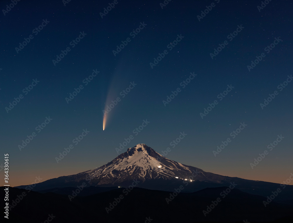 Comet Neowise rises as climbers ascend Mount Hood in Oregon - obrazy, fototapety, plakaty 